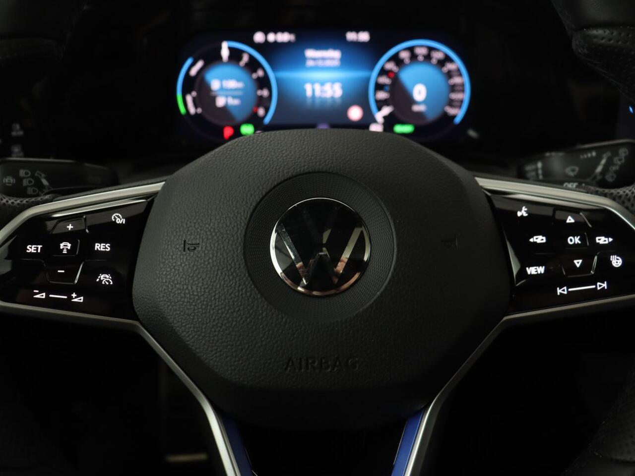 Volkswagen GOLF 1.4 eHybrid GTE | Panoramadak | Sfeerverlichting | Carplay | Stoelverwarming | Camera | Adaptive cruise | Navigatie | Sportstoelen | Digital Cockpit | PHEV | Plug In