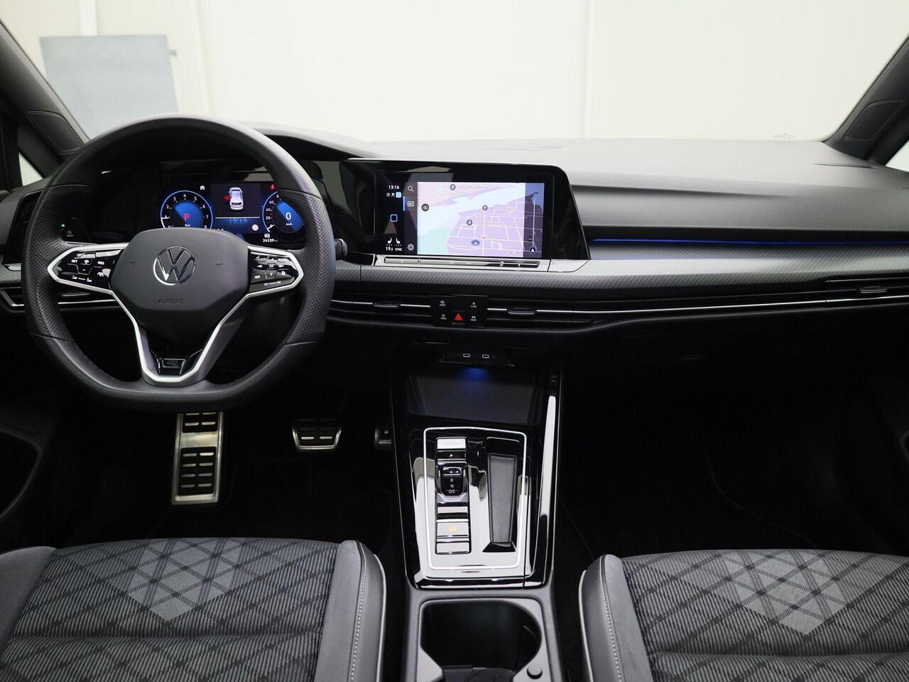 Volkswagen GOLF 1.5eTSI/150PK R-Line Blackstyle DSG · Panoramadak · Camera + Parkeersensoren · Apple Car Play · Garantie tot februari 2026