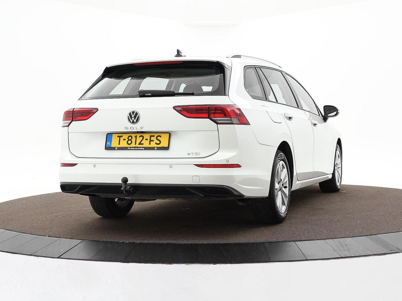 Volkswagen GOLF Variant 1.0 eTSI 110pk DSG Life · Camera · Elek.Trekhaak · Apple/Android Car Play · Navigatie · Sfeerverlichtiing · 16'' Inch · Garantie t/m 08-06-2027 of 100.000km