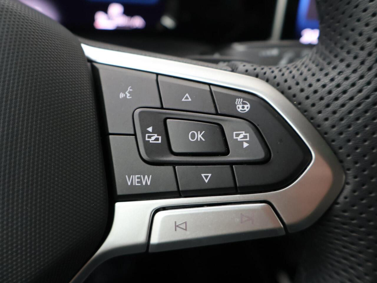 Volkswagen GOLF 1.5 eHybrid GTE | 272 PK | SoH 99% | Trekhaak | Panoramadak | LED Matrix | Head-up display | Onderstelregeling | Apple Carplay/Android Auto |