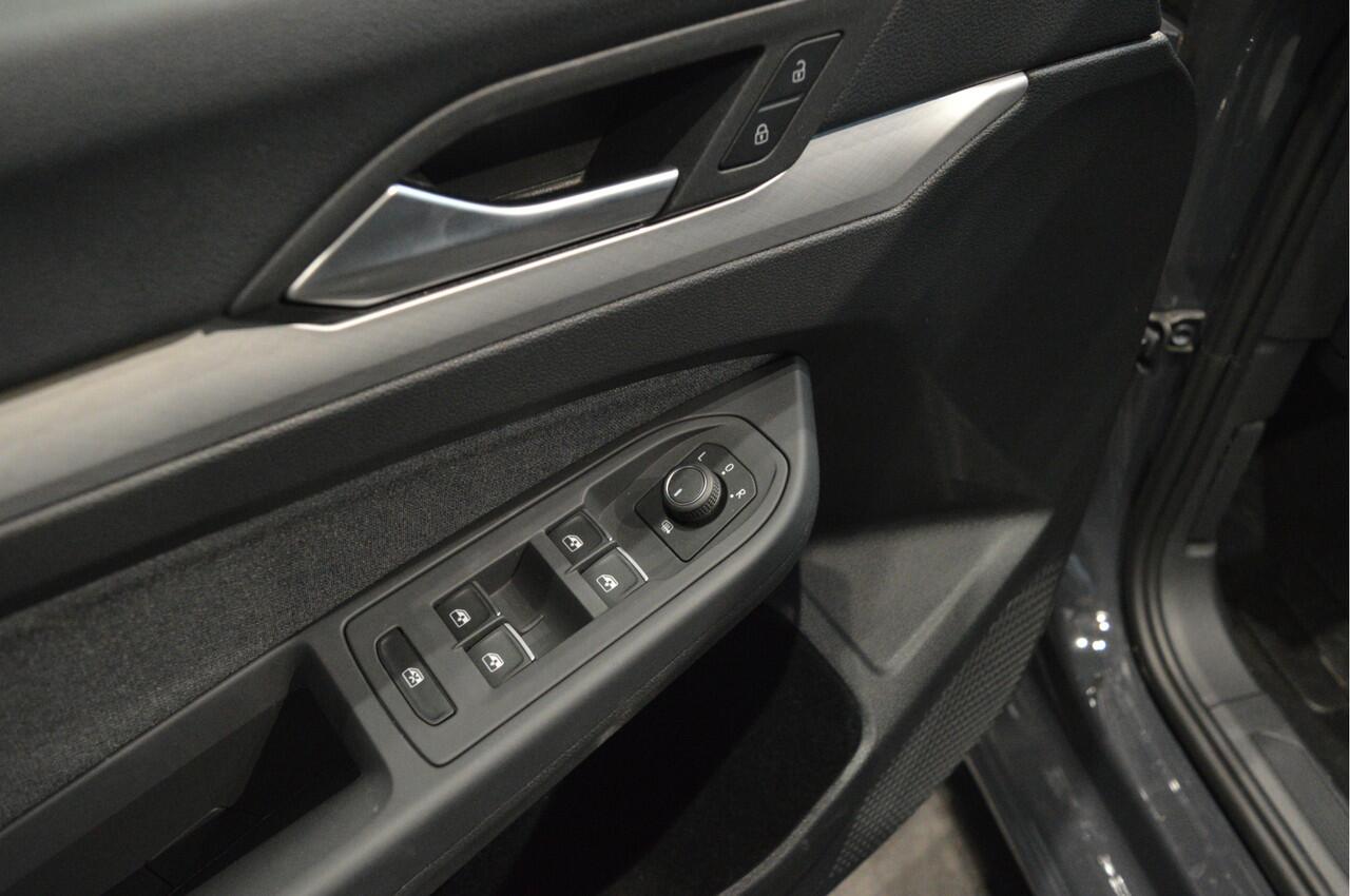 Volkswagen GOLF 2.0 TDI DSG Life Apple Carplay clima pdc 16 inch !!