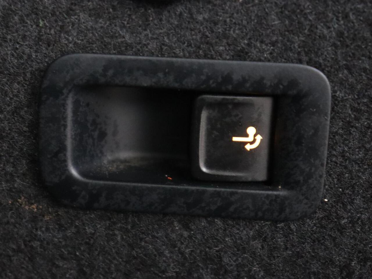 Volkswagen GOLF 1.0 eTSI Life | Trekhaak | Full LED | Carplay | Navigatie | Adaptive cruise | Parkeerhulp | Digital Cockpit | Sfeerverlichting | Climate control