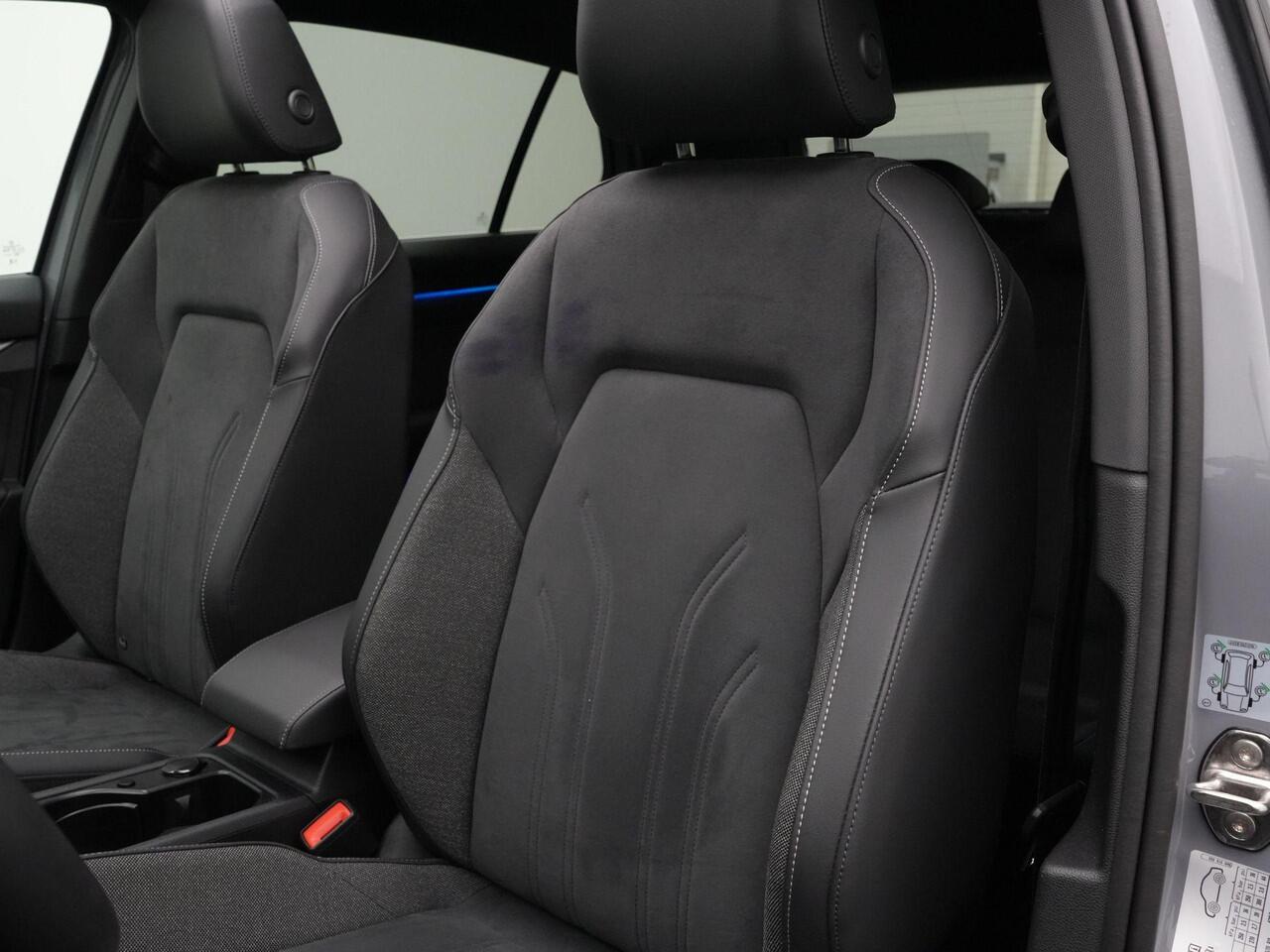 Volkswagen GOLF 1.5 eTSI 150 pk DSG Style Edition 50 | IQ Light | Panoramadak | Rondomzicht camera | Head-up Display | Stoel-/stuurverwarming | 18 inch