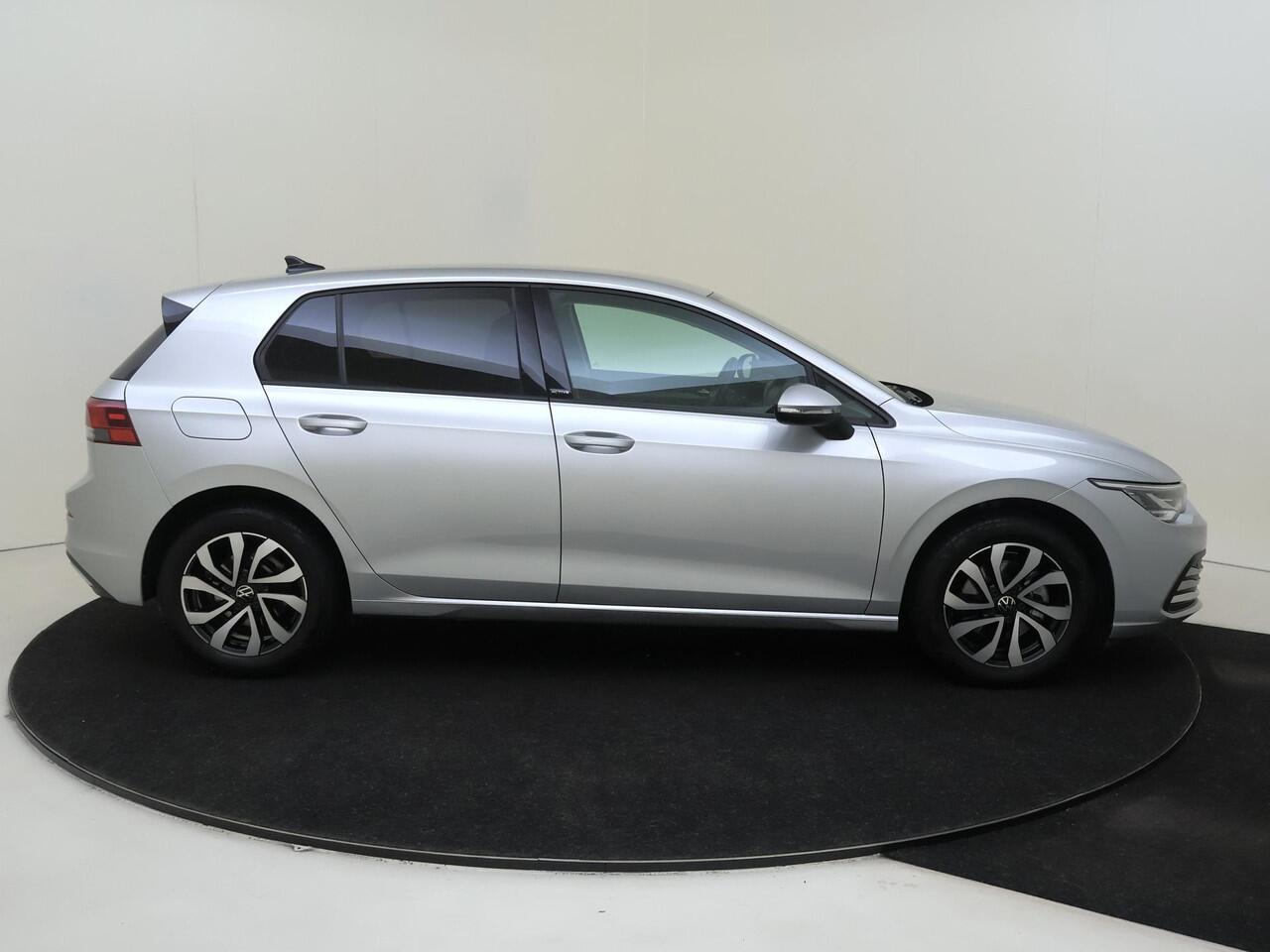 Volkswagen GOLF 1.0 TSI Life | Keyless | Achteruitrijcamera | Navigatie | Dodehoek detectie | 3-zone airco | Adaptieve cruise control | CarPlay |