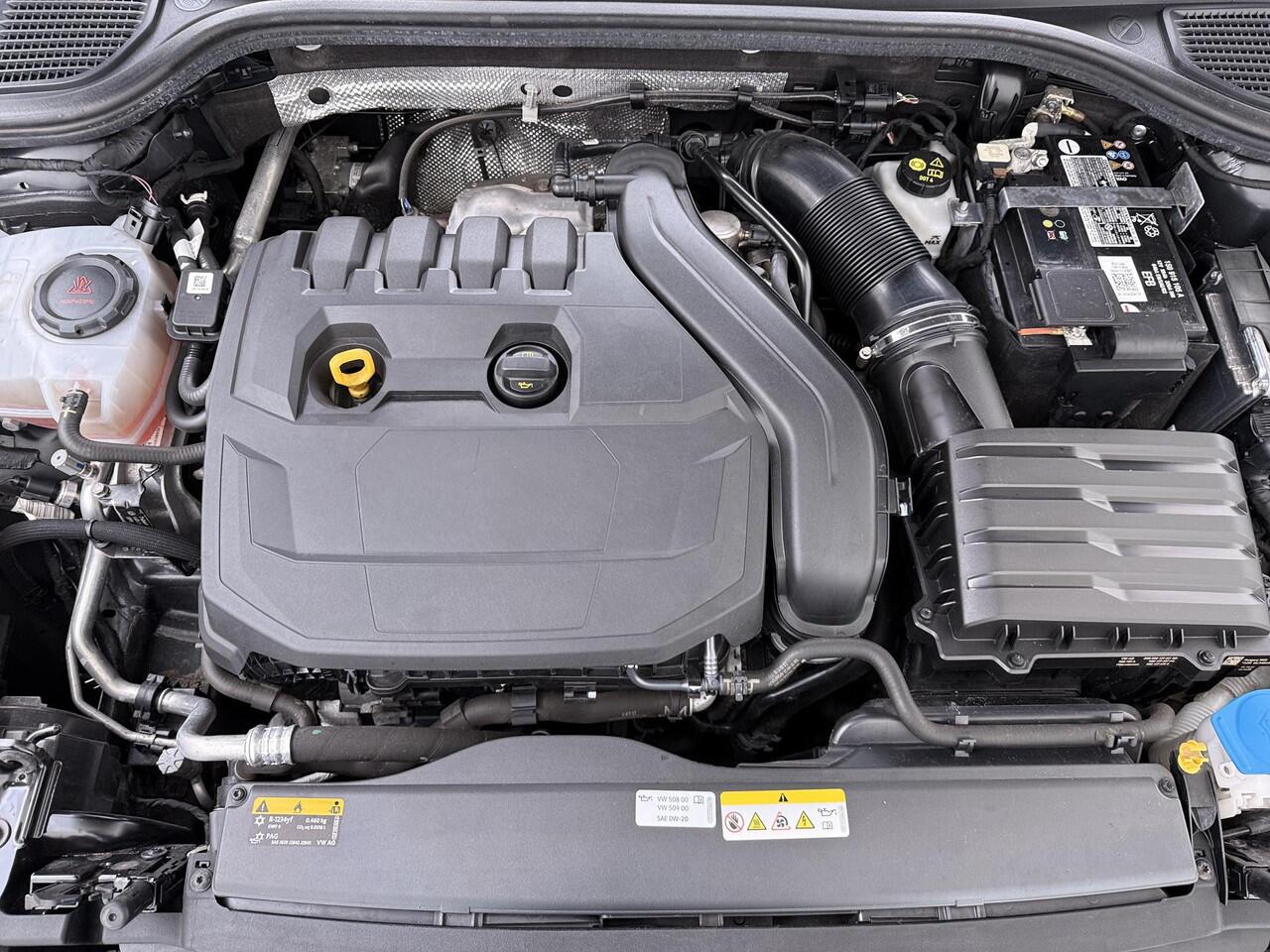 Volkswagen GOLF Variant 1.5 eTSI R-Line Trekhaak | Pano Dak | Camera | Navigatie |