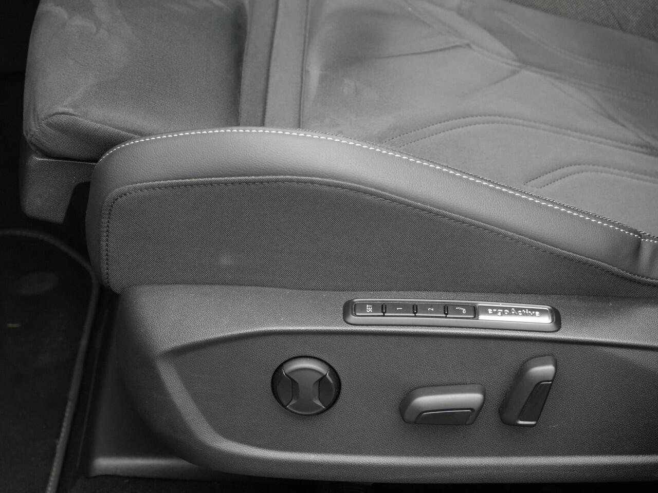 Volkswagen GOLF 1.5 eTSI 150 pk DSG Style Edition 50 | Panoramadak | IQ Light | Rondomzicht camera | Head-up Display | Stoel-/stuurverwarming | 18 inch