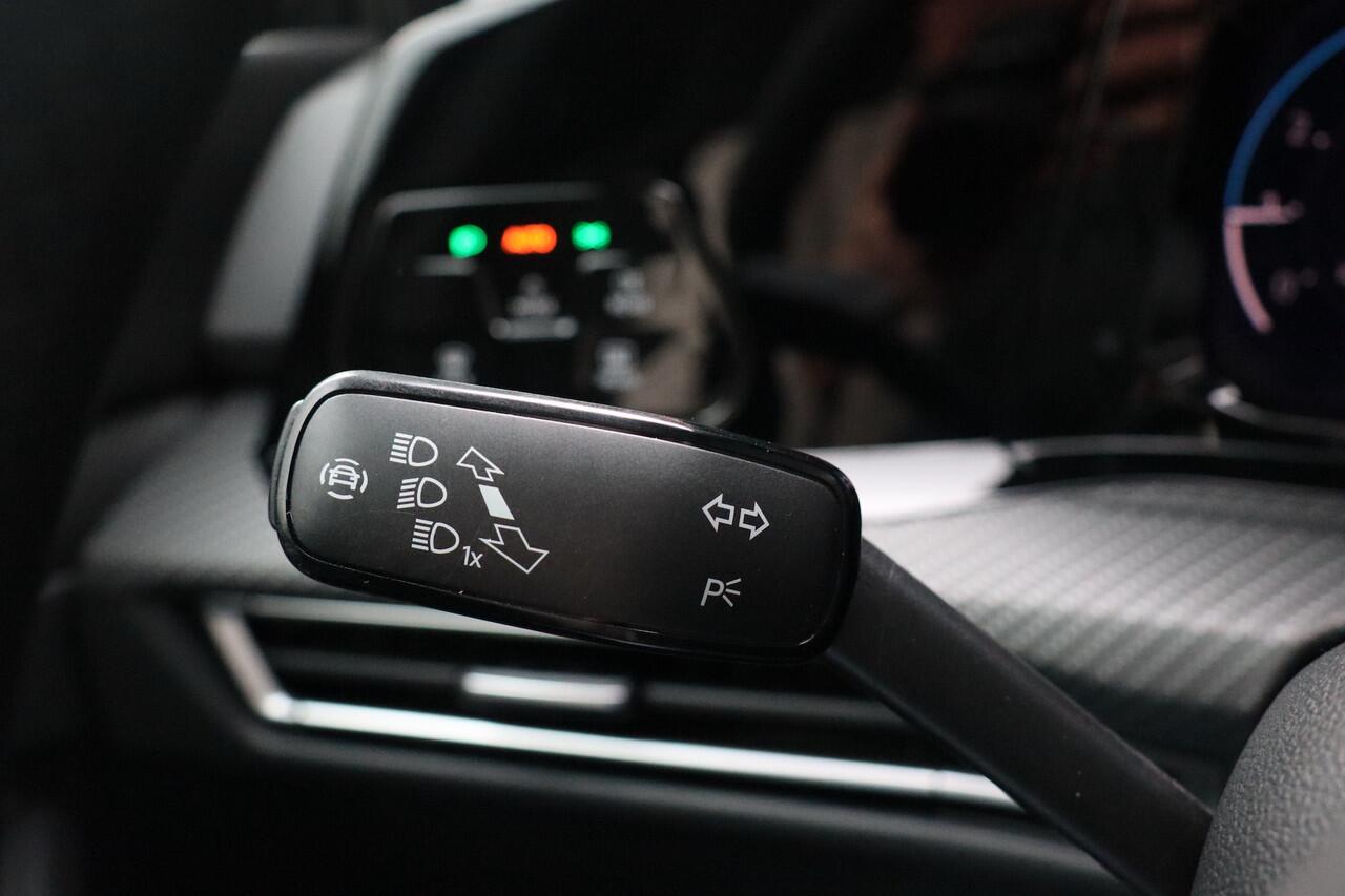 Volkswagen GOLF Variant 1.5 eTSI R-Line, Pano, trekhaak