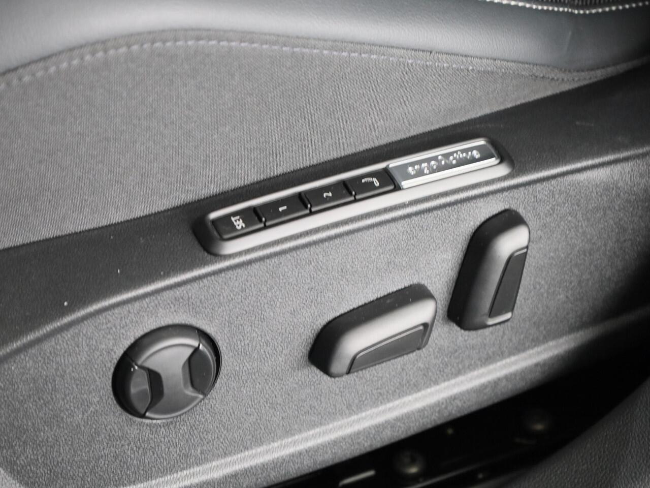 Volkswagen GOLF 1.5 eHybrid Style Edition 204 pk Automaat (DSG) | Verlengde garantie | Navigatie | Parkeersensoren (Park assist) | Rondomzicht camera | Elektr. bestuurdersstoel | Stoelverwarming |