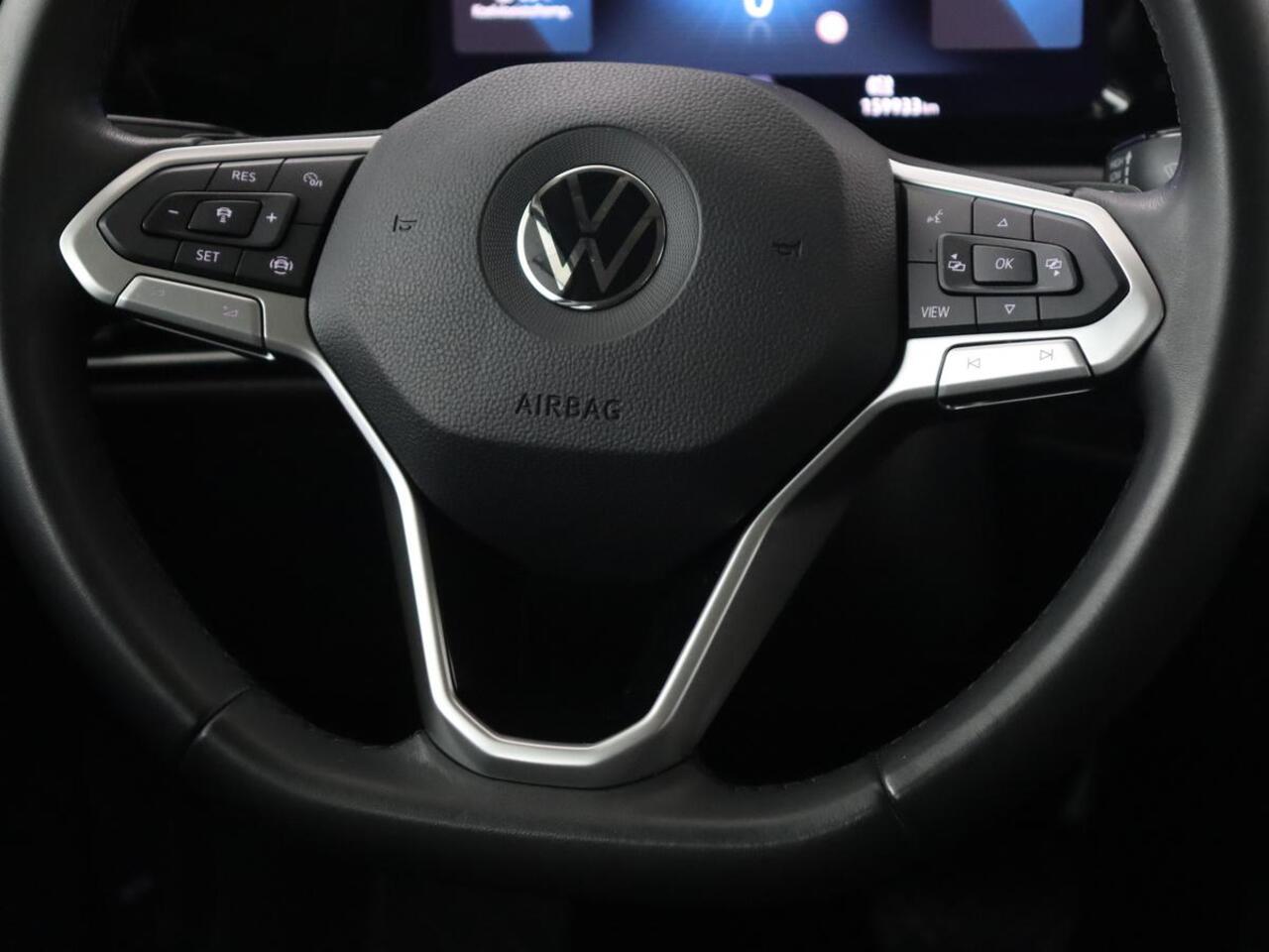 Volkswagen GOLF 1.0 eTSI Life | Trekhaak | Full LED | Carplay | Navigatie | Adaptive cruise | Parkeerhulp | Digital Cockpit | Sfeerverlichting | Climate control