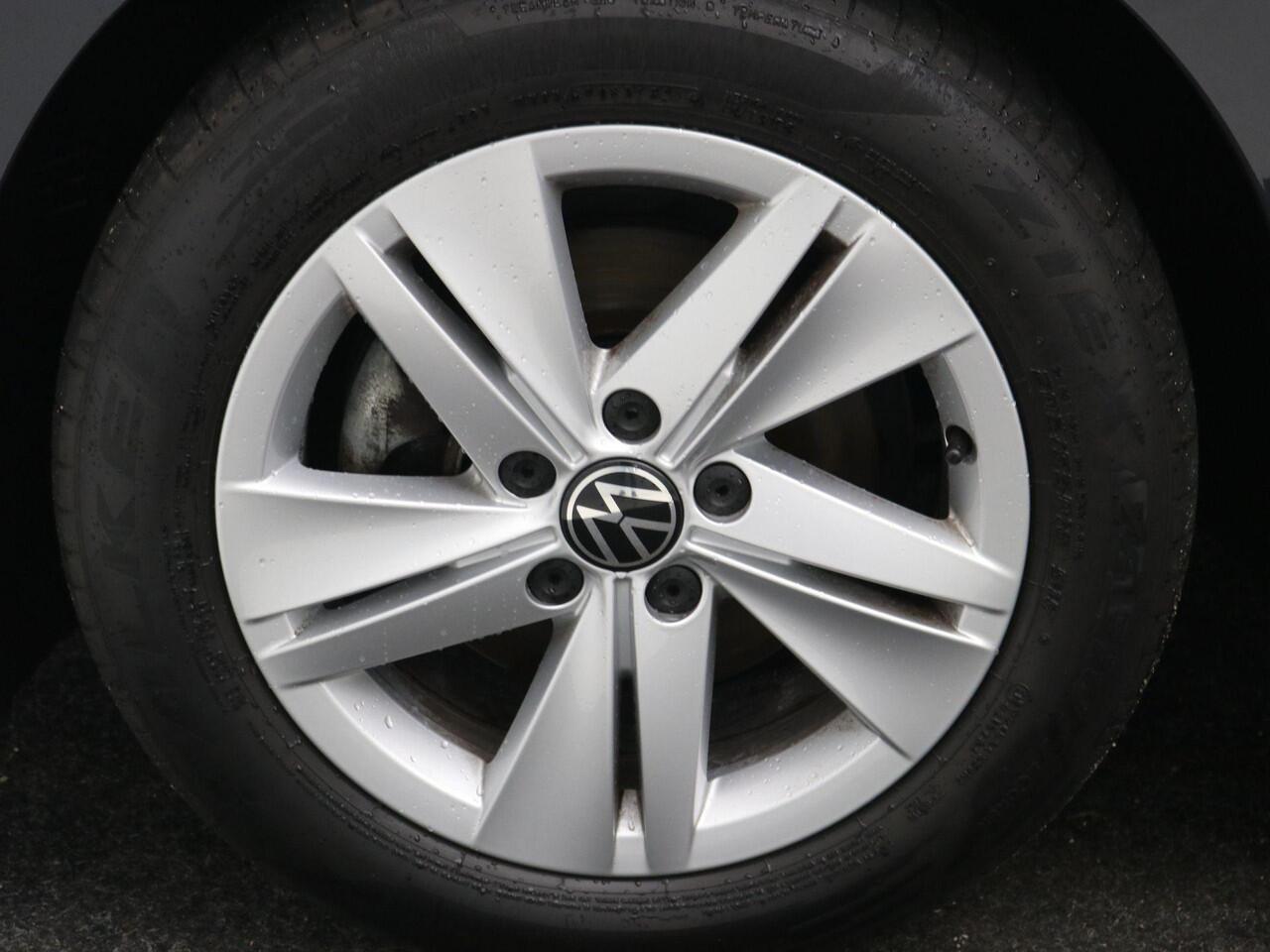 Volkswagen GOLF Variant 1.5 eTSI Life Business AUTOMAAT / Trekgewicht 1.400 kg / Navigatie / Apk tot 11-2027 /Digitaal dashboard / Climate control / Navigatie / Apple Carplay Android /