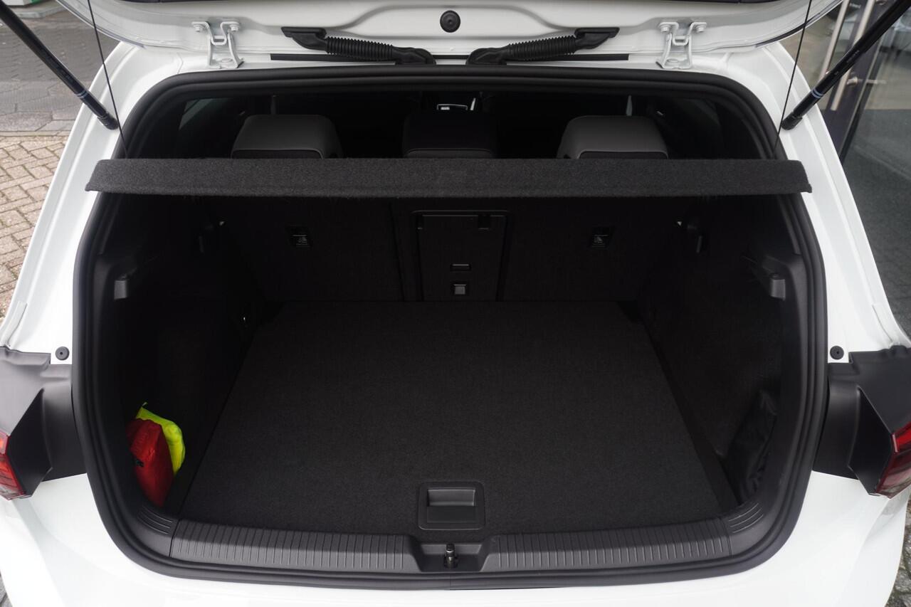 Volkswagen GOLF 1.5 eTSI Style | R-line | Black style | Carplay | Navi | Camera | 18"