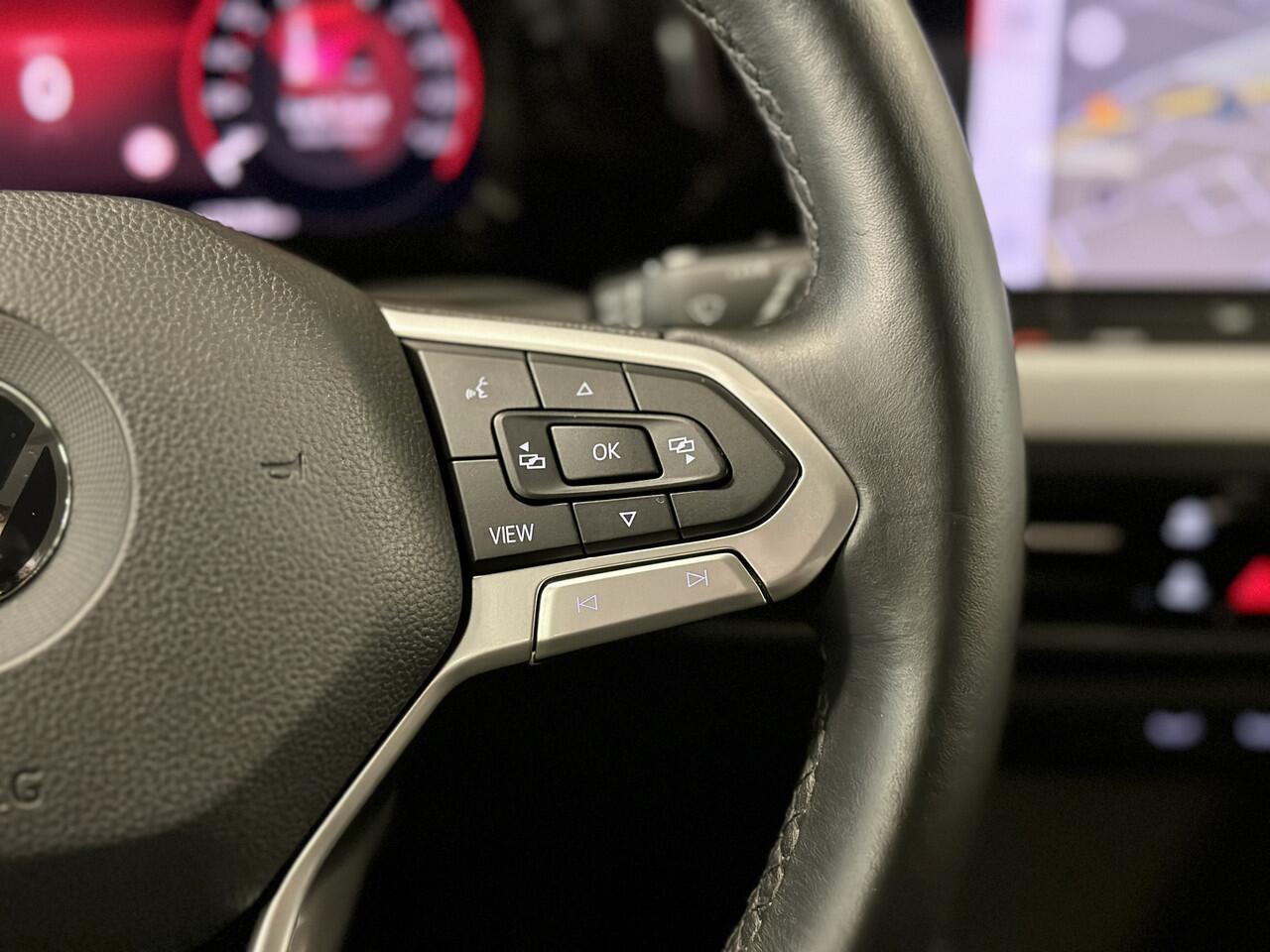 Volkswagen GOLF 1.0 TSI Life | Adaptive Cruise Control | Parkeersensoren | Apple Carplay | Android Auto | Sfeerverlichting | Trekhaak | 17" Lichtmetaal | Airconditioning