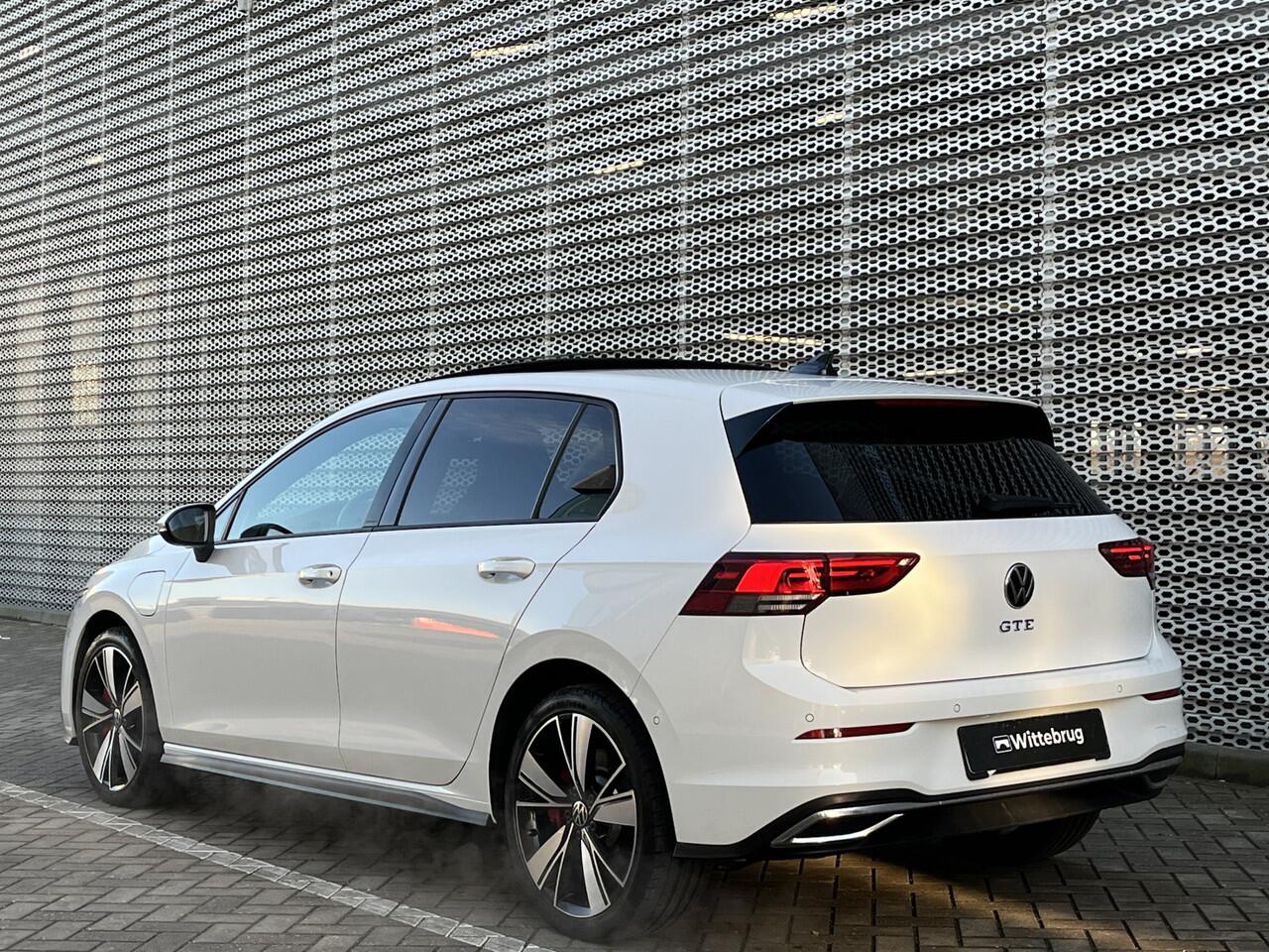 Volkswagen GOLF 1.4 eHybrid 245PK DSG GTE / Panoramdak / Achteruitrijcamera / ACC / Keyless / App-Connect / Park assist / 18" LMV **