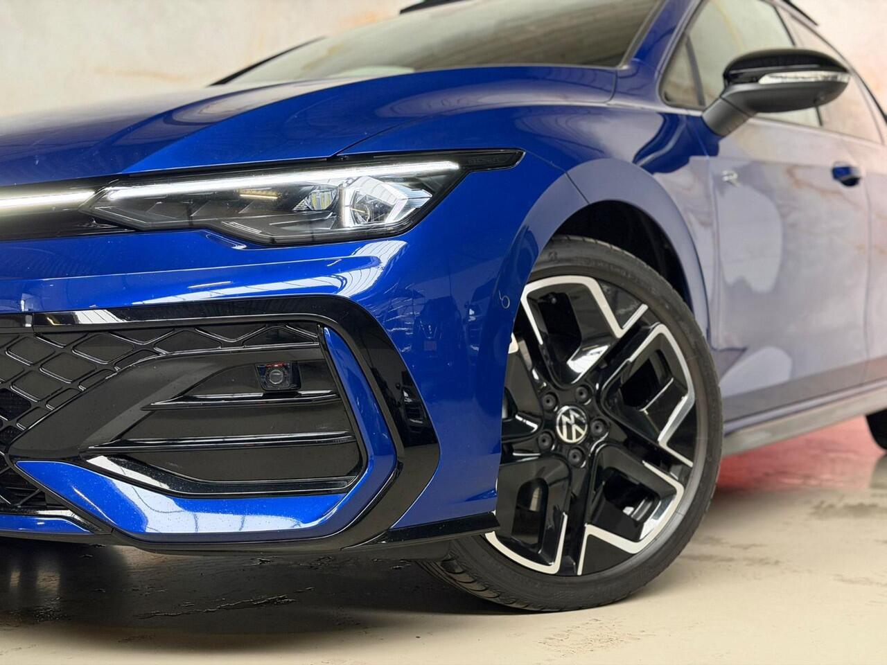 Volkswagen GOLF 1.5 eTSI R-Line Pano / 360 / H&K / Trekhaak