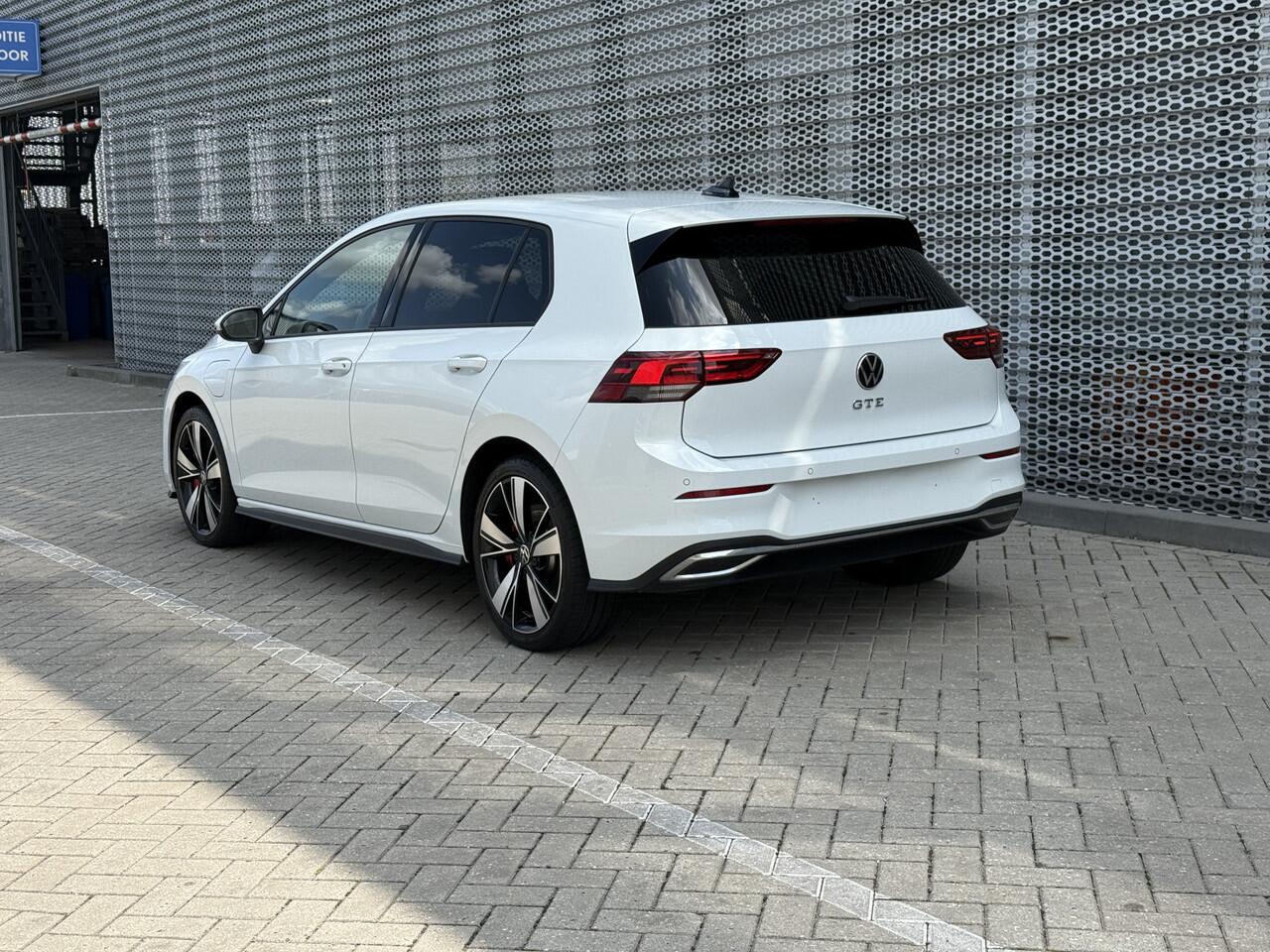 Volkswagen GOLF 1.4 eHybrid 245pk DSG GTE / Trekhaak Elek. / 18" LMV / Navigatie / Stuur en Stoelverwarming / Parkeersensoren V+A