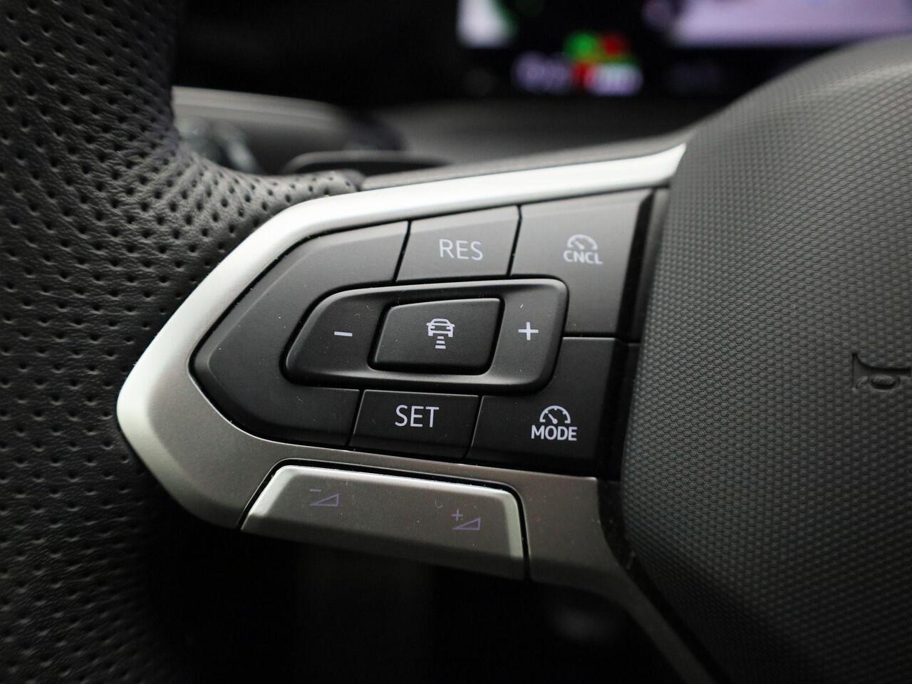 Volkswagen GOLF 1.5eHybrid 200kW/272PK GTE · Panoramadak · 360°Camera + Parkeersensoren · Trekhaak · Garantie tot februari 2030 of 100000km.