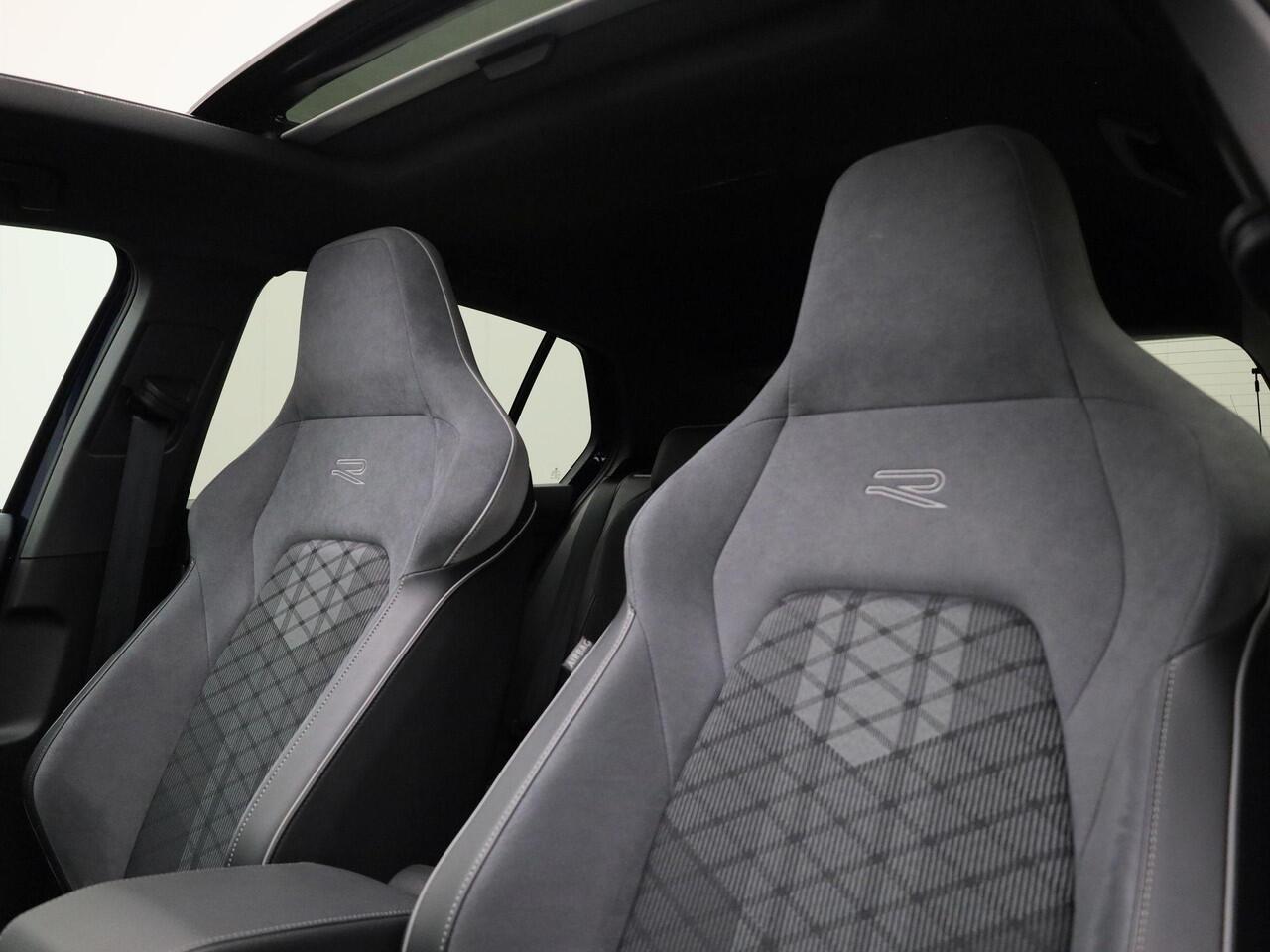 Volkswagen GOLF 1.5eTSI/150PK R-Line Blackstyle DSG · Panoramadak · Camera + Parkeersensoren · Stoel-& stuurverwarming · Garantie tot februari 2026