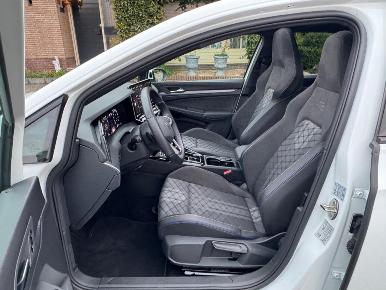 Volkswagen GOLF 8.5 1.5 ETSI R-LINE DSG Black Style150pk Panoramadak Matrix LED