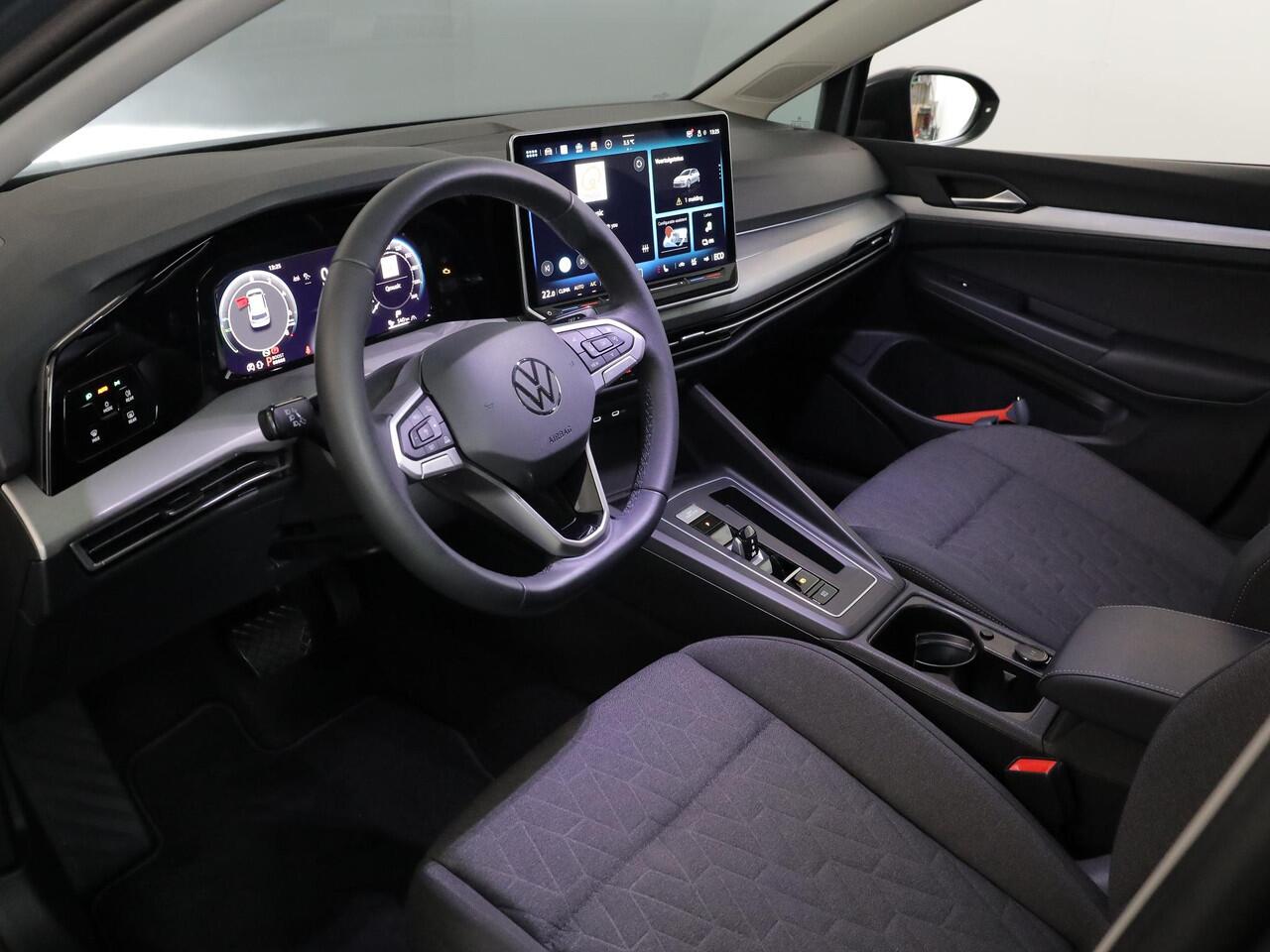 Volkswagen GOLF 1.5 eHybrid Life Edition 204 pk Automaat (DSG) | Verlengde garantie | Navigatie via App | Parkeersensoren (Park assist) | Achteruitrijcamera | Stoelverwarming |