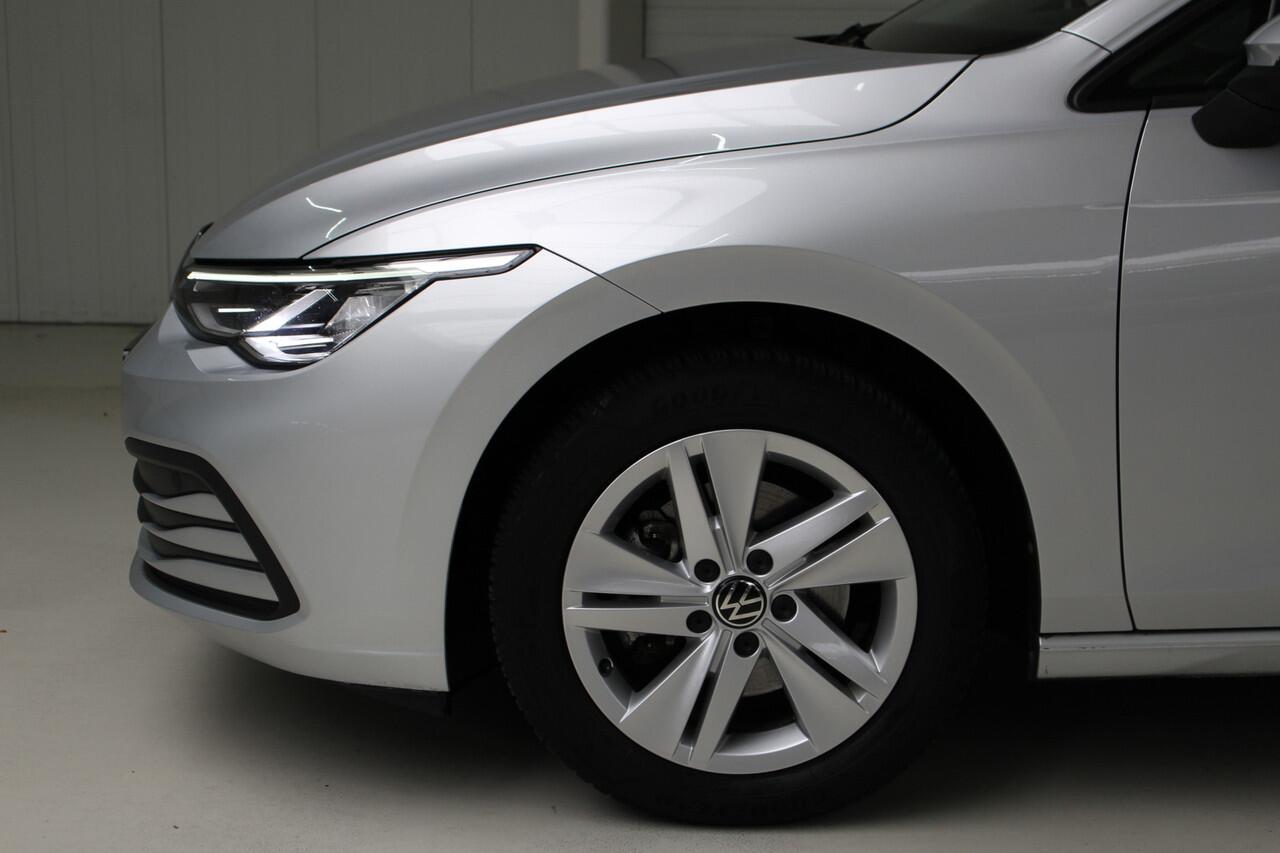 Volkswagen GOLF 1.0 eTSI Life Navigatie | Climate Control | Parkeersensoren voor en achter |