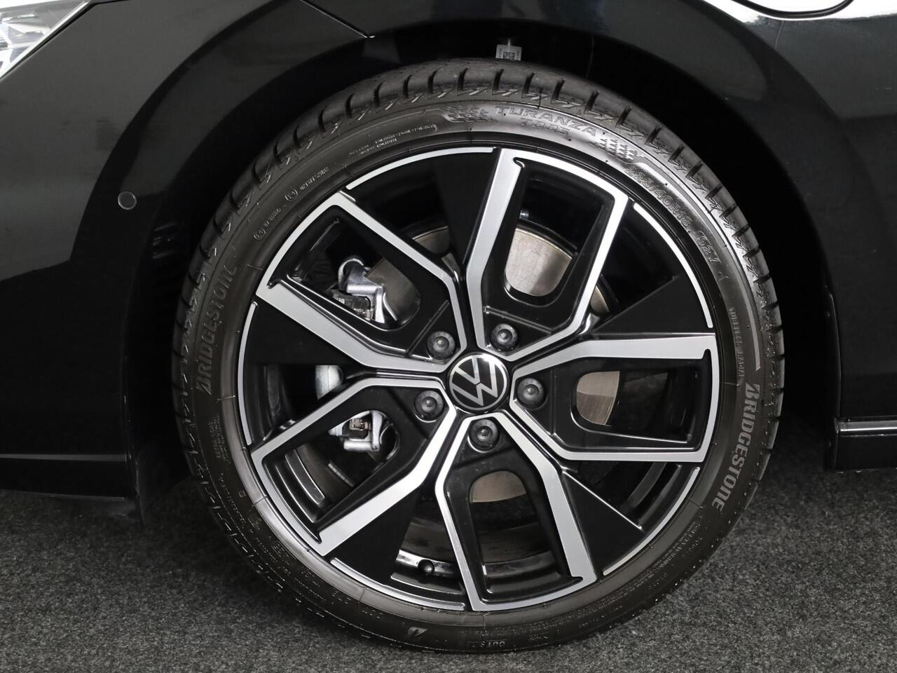 Volkswagen GOLF 1.5 eHybrid Style Edition 204PK | Panoramadak | Wegklapbare trekhaak | Sportonderstel | Led matrix | Stoelverwarming | 18 Inch