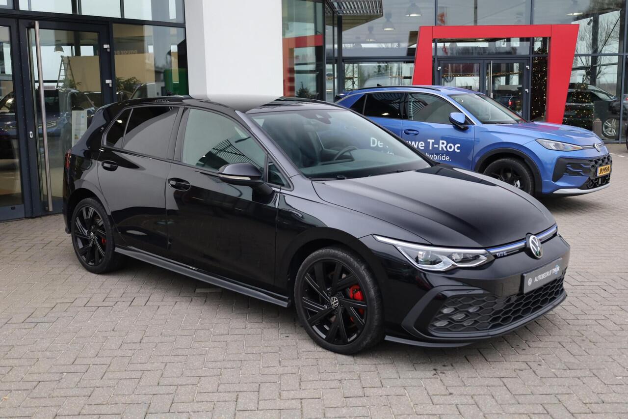 Volkswagen GOLF 1.4 eHybrid GTE Black style 18" LMV Bergamo achteruitrijcamera keyless side assist park assist navigatie LED mistlampen stoel en stuurwiel verwarming privacy glas travel assist ACC klasse III alarm spiegels inklapbaar draadloos carplay draadloos telefoon 