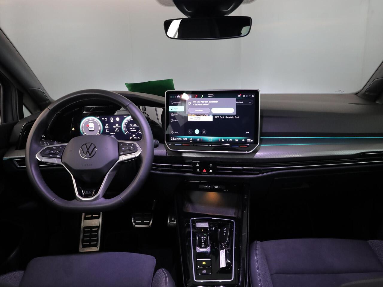 Volkswagen GOLF 1.5 eTSI 50 Jahre Edition 150 pk Automaat (DSG) | Navigatie | Panoramadak | Parkeersensoren | Achteruitrijcamera | Matrix LED koplampen | Stoelverwarming |