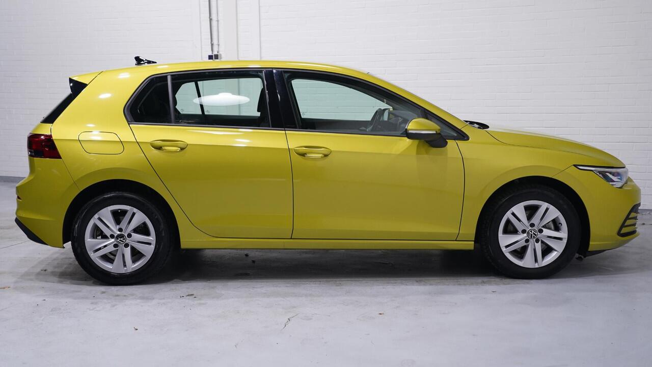 Volkswagen GOLF 1.5 eTSI Life Business NAP 1e Eig. Stoel-en stuurverwarming Memory Apple Carplay PDC v+a