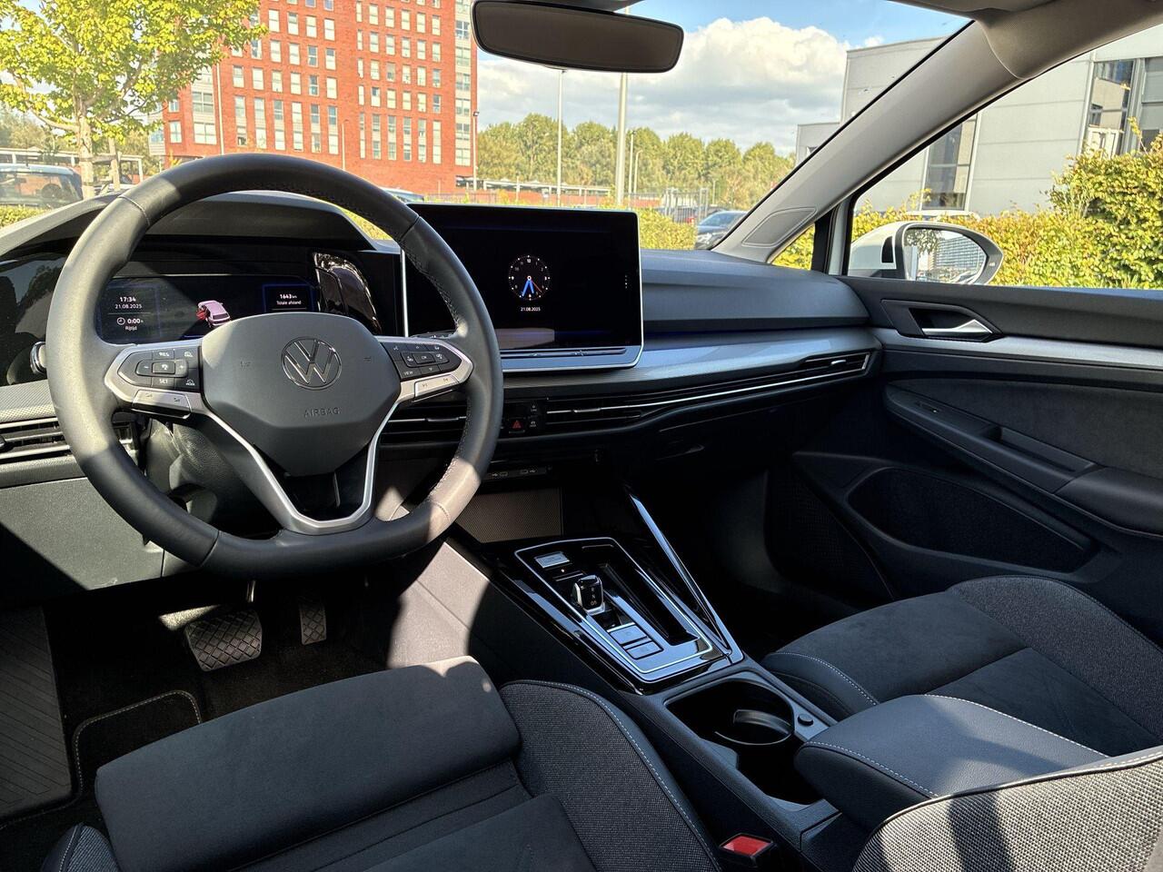 Volkswagen GOLF Style Edition 1.5 eHybrid 204 pk 6 versn. DSG · Multimedia Pakket · Panoramisch schuif-, kanteldak, elektrisch bedienbaar · Trekhaak, elektrisch inklapbaar ·