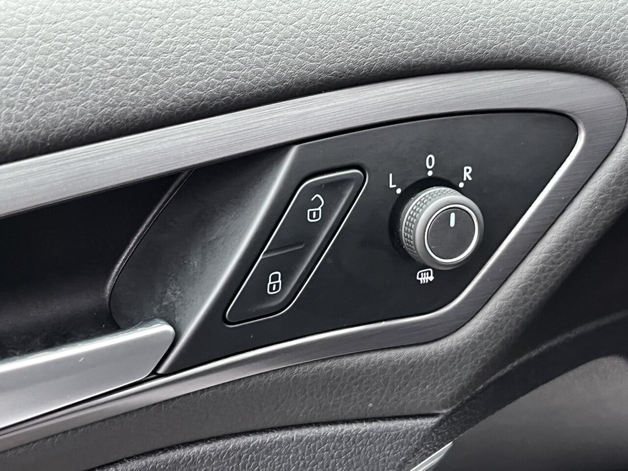 Volkswagen GOLF Variant 1.5 TSI Highline R-Line | Navigatie | Camera | Climate Control | Trekhaak | Cruise Control | Bluetooth | 18"LMV |