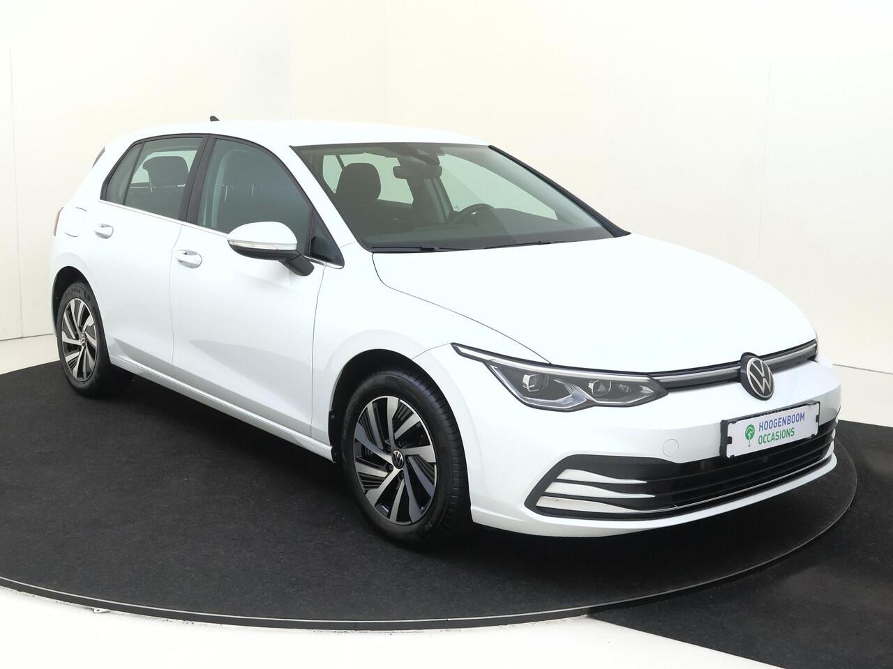 Volkswagen GOLF 1.4 eHybrid Style | Parkeersensoren | 3-zone airco | Stoel- en stuurwielverwarming | Adaptieve cruise control | CarPlay | Navigatie | Digital cockpit |