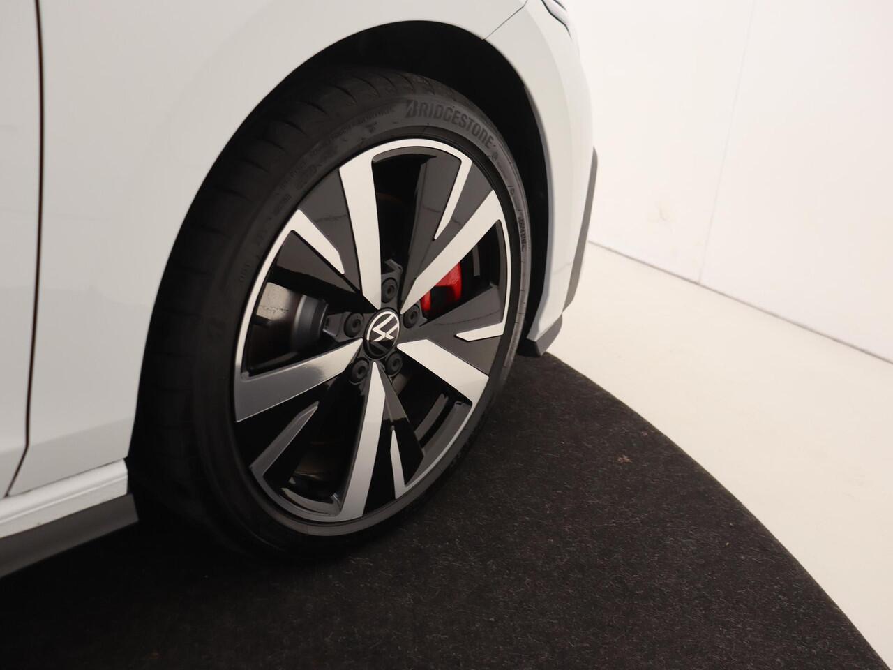 Volkswagen GOLF 1.5 eHybrid GTE | SoH 99% | Panoramadak | 360 camera | Head-up display | Adaptieve cruise control | 3-zone airco | LED matrix verlichting | CarPlay | Stoel- en stuurwielverwarming |