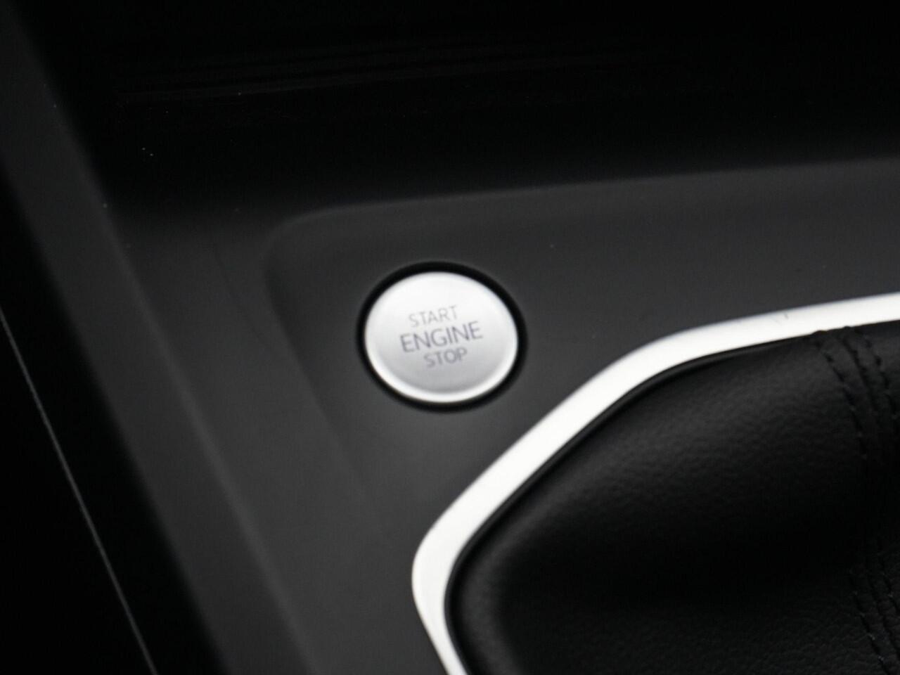 Volkswagen GOLF Variant 1.5 TSI 116 pk Life Business | LED koplampen | Bekleding ArtVelours Eco | Stoelverwarming | Adaptive Cruise | Carplay | DAB | 17 inch