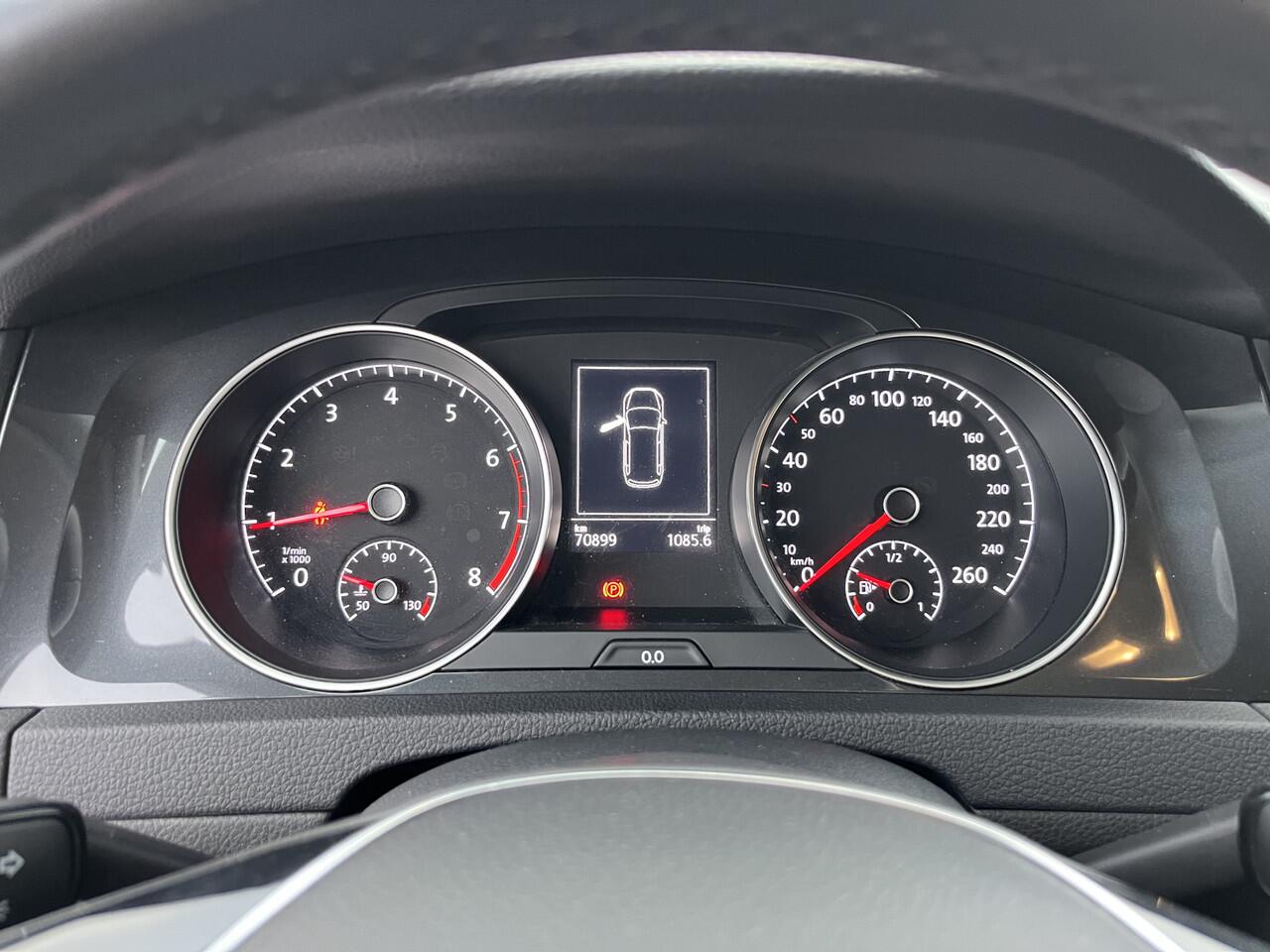 Volkswagen GOLF Variant 1.5 TSI Highline R-Line | Navigatie | Camera | Climate Control | Trekhaak | Cruise Control | Bluetooth | 18"LMV |