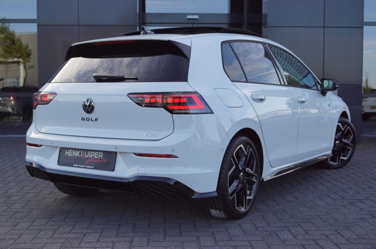 Volkswagen GOLF R-line 1.5 eTSI 150pk DSG facelift Black style/Panodak /Camera /IQ Matrix LED /Head-up