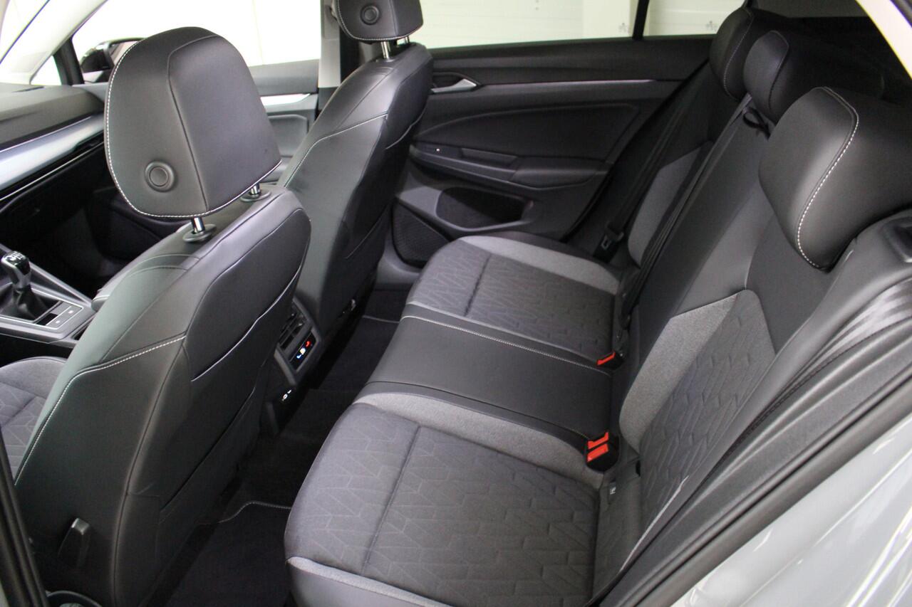 Volkswagen GOLF 1.5 TSI Goal Navigatie | Trekhaak | Dodehoekassistentie | 16" Velgen Zürich