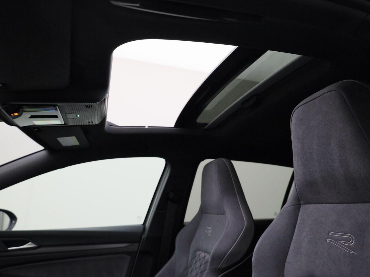 Volkswagen GOLF 1.5eTSI/150PK R-Line Blackstyle DSG · Panoramadak · Camera · Apple/Android · Stoelverwarming