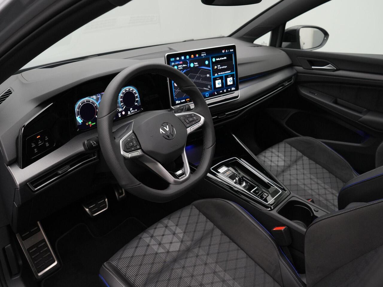 Volkswagen GOLF 1.5 eTSI 150 pk DSG R-Line | Panoramadak | Rondomzicht camera | IQ Light | Head-up display