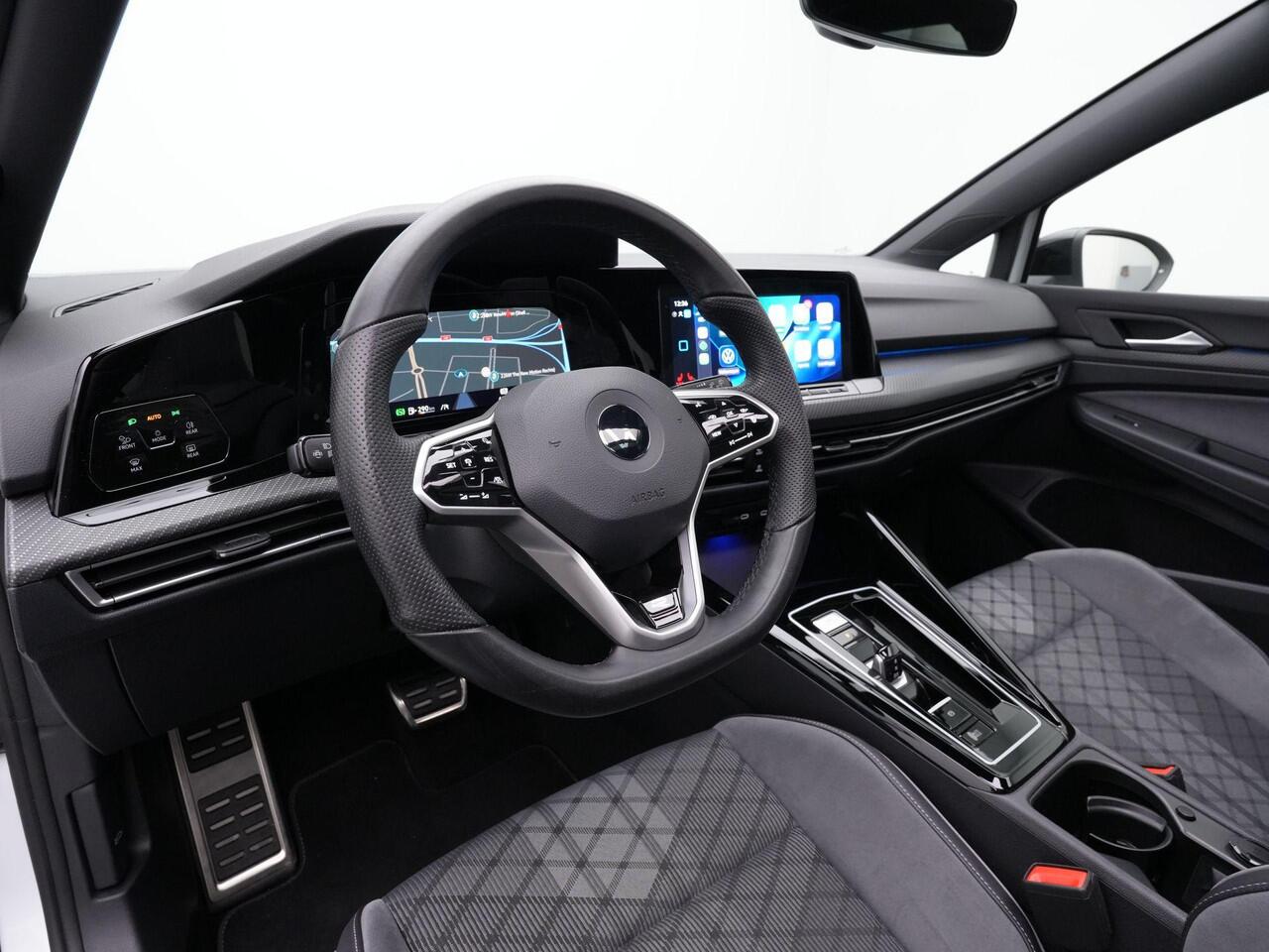 Volkswagen GOLF 1.5 eTSI 130 pk DSG R-Line Business | Panoramadak | IQ Light | Stuur-/stoelverwarming | Achteruitrijcamera