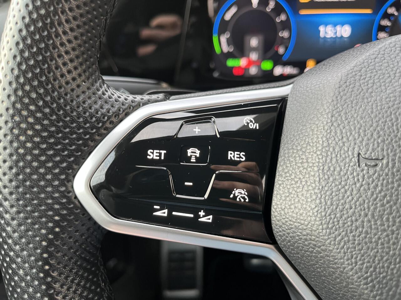 Volkswagen GOLF 1.4 eHybrid GTE / AUTOMAAT/ 245 PK/ IQ. LIGHT/ LED MISTLAMPEN/ STOEL + STUUR VERWARM./ KEYLESS/ RIJ-MODI/ APP CONNECT/ ADAPT. CRUISE/ CAMERA + SENSOREN/ NAVI/ DAB/ 18'' LMV