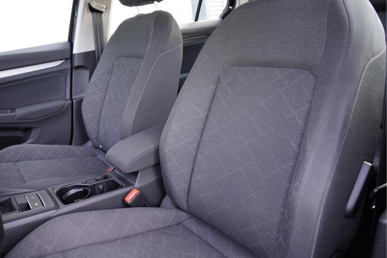 Volkswagen GOLF 1.5 TSI 131PK! Life BJ2020 Lmv 16" | Led | Pdc | Navi | Trekhaak | App-Connect | Dashboard verlichting | Virtual cockpit | Climate control | Cruise control | Getint glas