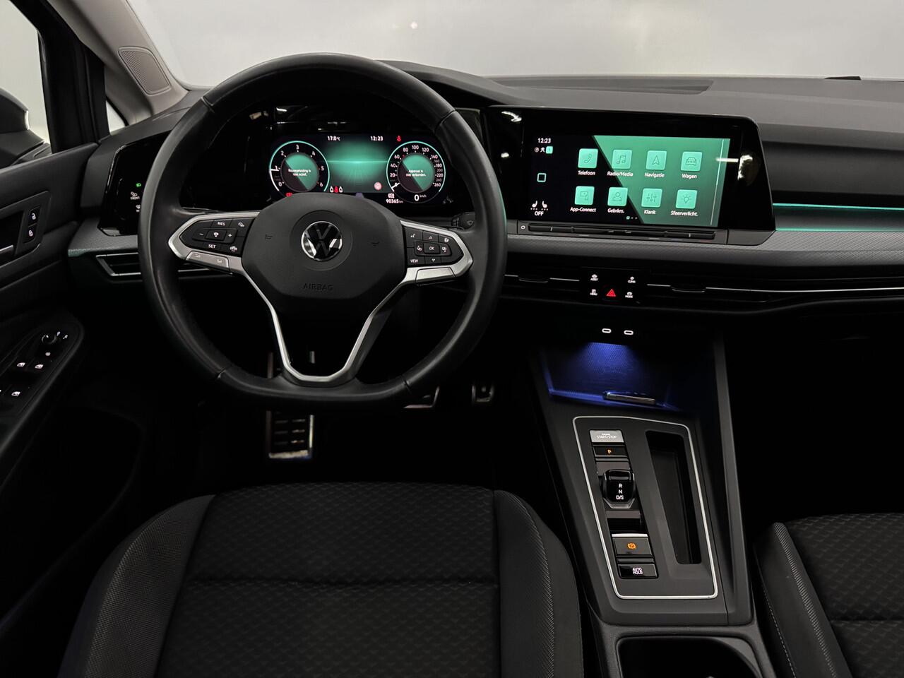 Volkswagen GOLF 2.0 TDI Active Business Pano, Camera, Navi, Sfeerverlichting, Head-up display, Virtual desk, Cruise control adaptief