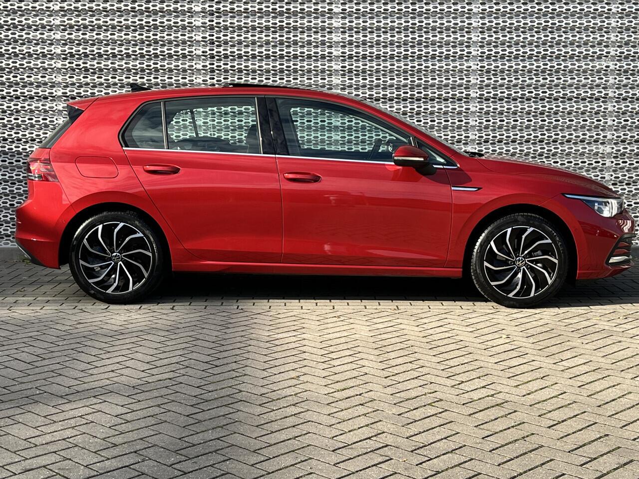 Volkswagen GOLF 1.5 eTSI 150PK Style / Panoramadak / Head-Up Display / Achteruitrijcamera / Memory Seat / Stuur + Stoelverwarming / LED-Plus **