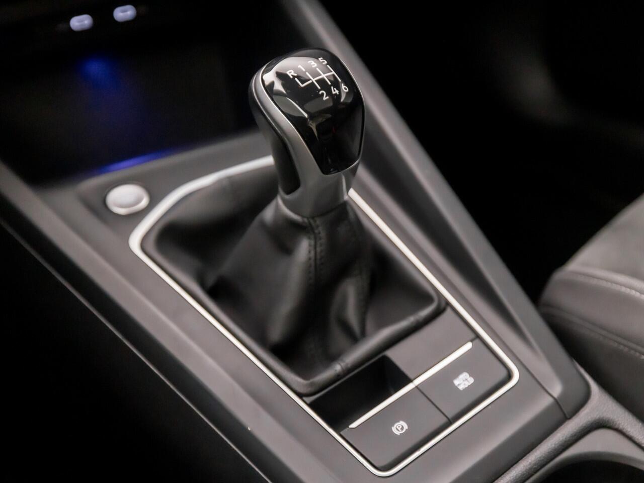 Volkswagen GOLF 1.5 TSI Sport (SCHUIFDAK, 4 CILINDER, MEMORY SEATS, HEAD-UP DISPLAY, STUUR/STOELVERWARMING, DYNAMISCHE KNIPPERLICHTEN, SPORTSTOELEN, CAMERA, GETINT GLAS, ALCANTARA, NIEUWE APK, NIEUWSTAAT)