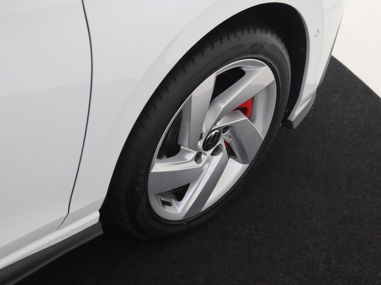 Volkswagen GOLF 1.4 eHybrid GTE | Head-up display | Parkeerassistent | Adaptieve cruise control | Dodehoek detectie | CarPlay | 3-zone airco | Parkeersensoren |