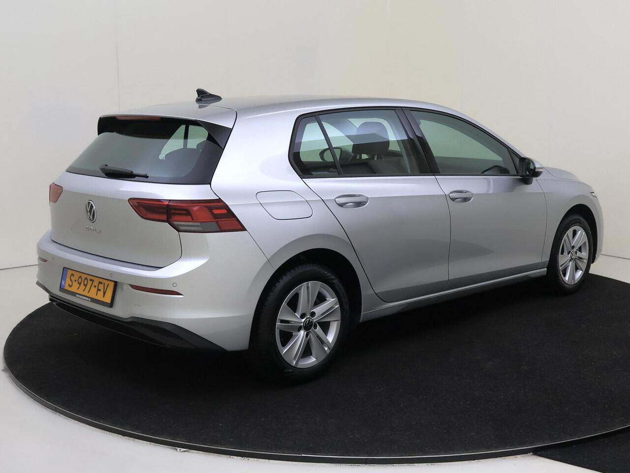 Volkswagen GOLF 1.0 TSI Life | Parkeersensoren | Adaptieve cruise control | CarPlay | Sfeerverlichting | Electronic climate control | Lane assist |