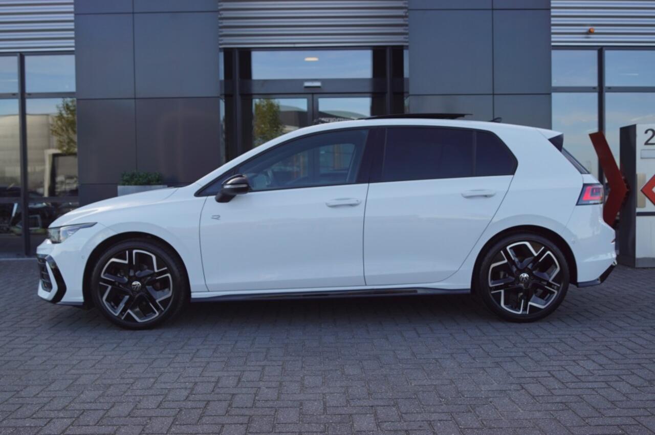 Volkswagen GOLF R-line 1.5 eTSI 150pk DSG facelift Black style/Panodak /Camera /IQ Matrix LED /Head-up