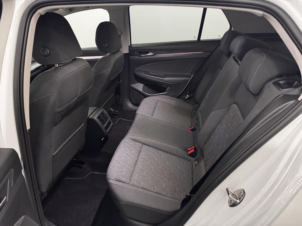 Volkswagen GOLF 1.5 TSI Life Business Clima, Apple carplay, Parkeersensoren, Stoelverwarming, Sfeerverlichting, Led, Keyless start, 2 jaar garantie