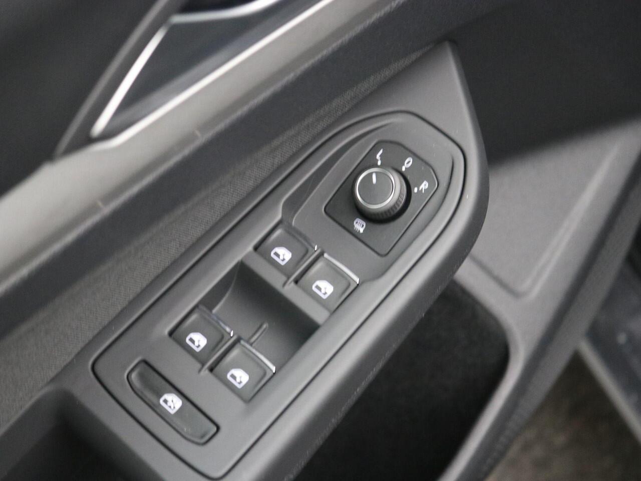 Volkswagen GOLF Variant 1.5 eTSI Life Business AUTOMAAT / Trekgewicht 1.400 kg / Navigatie / Apk tot 11-2027 /Digitaal dashboard / Climate control / Navigatie / Apple Carplay Android /