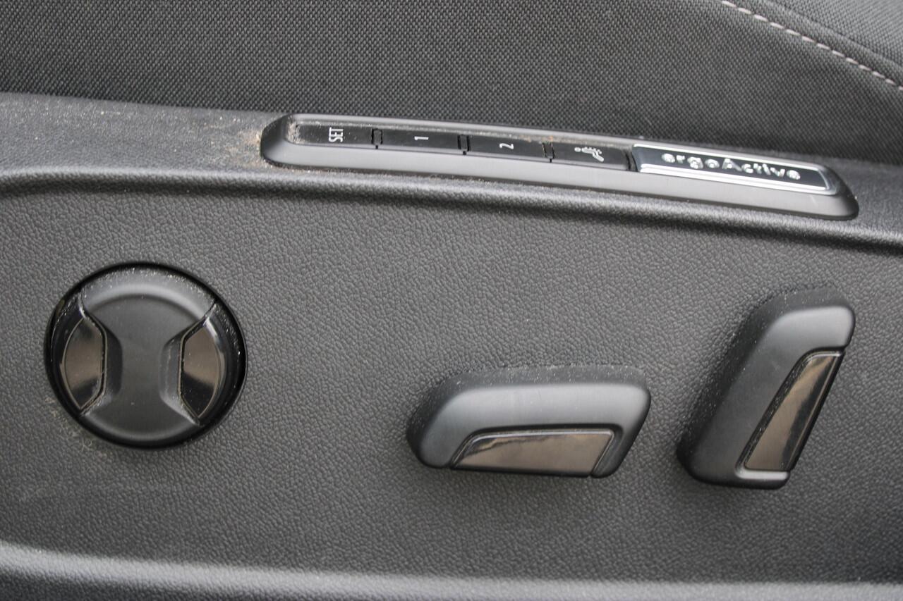 Volkswagen GOLF 1.5 TSI Style Alcantara Full-Led Navigatie Adaptive-Cruise Camera Massage Trekhaak